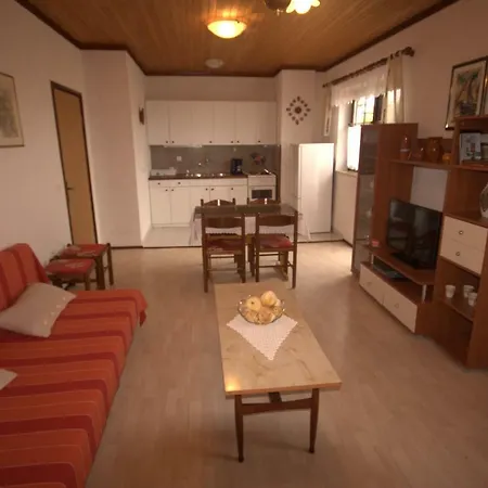 Cvelic Milovcic Apartment Malinska